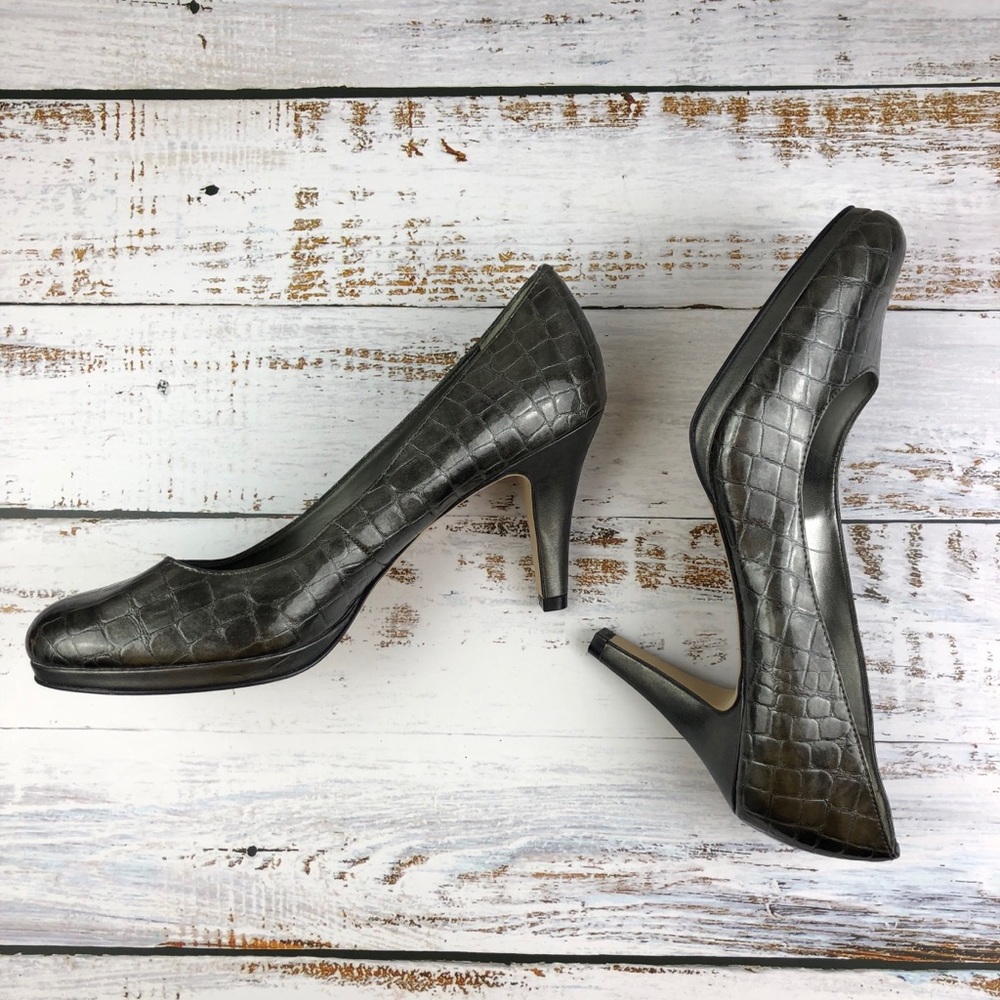 Anne Klein Silver Snake Skin Patent Heels Size 8.5